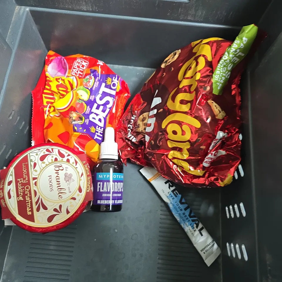 LOT OF 16 ASSORTED FOOD ITEMS TO INCLUDE PREMIUM GARI, CHRISTMAS PUDDINGS AND SHORTBREAD