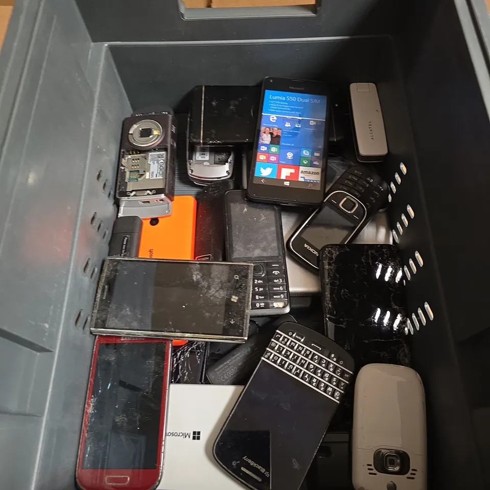 APPROXIMATELY 20 ASSORTED DAMAGED MOBILE PHONES INCLUDING MICROSOFT AND BLACKBERRY 