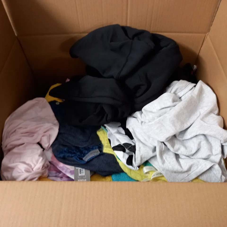 LARGE QUANTITY OF ASSORTED CLOTHING ITEMS TO INCLUDE ZARA, SAVAGE FENTY AND FRUIT OF THE LOOM