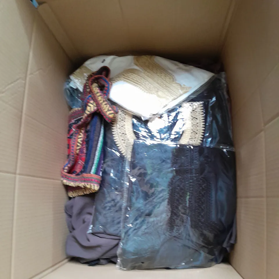 BOX OF APPROXIMATELY 20 ASSORTED CLOTHING AND FASHION ITEMS IN VARIOUS STYLES, SIZES, AND COLOURS - COLLECTION ONLY