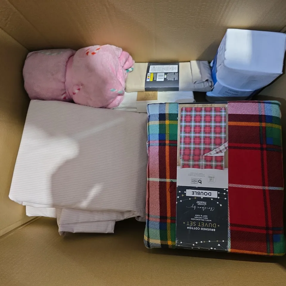 BOX OF APPROXIMATELY 8 ASSORTED BEDDING AND SOFT FURNISHING ITEMS TO INCLUDE - PILLOWCASES- BEDDING SET - TOWEL ETC. 