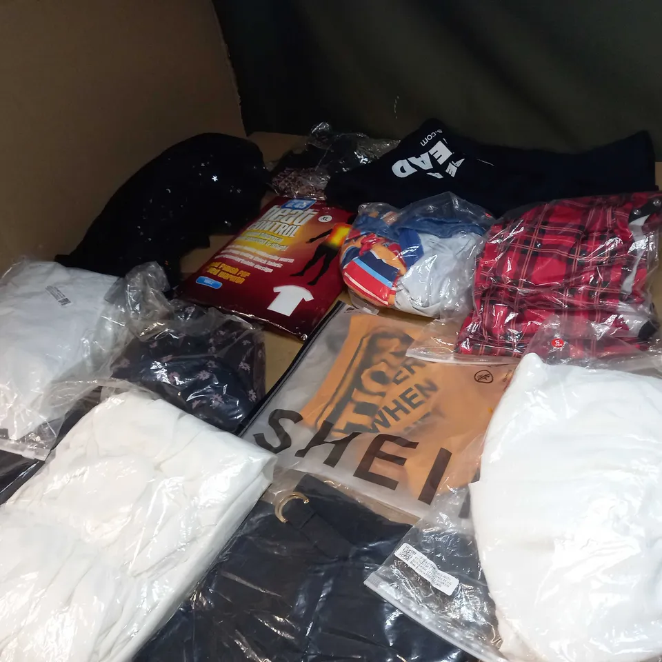 LOT OF APPROX 20 ASSORTED CLOTHING ITEMS TO INCLUDE JUMPERS, SOCKS AND T-SHIRTS