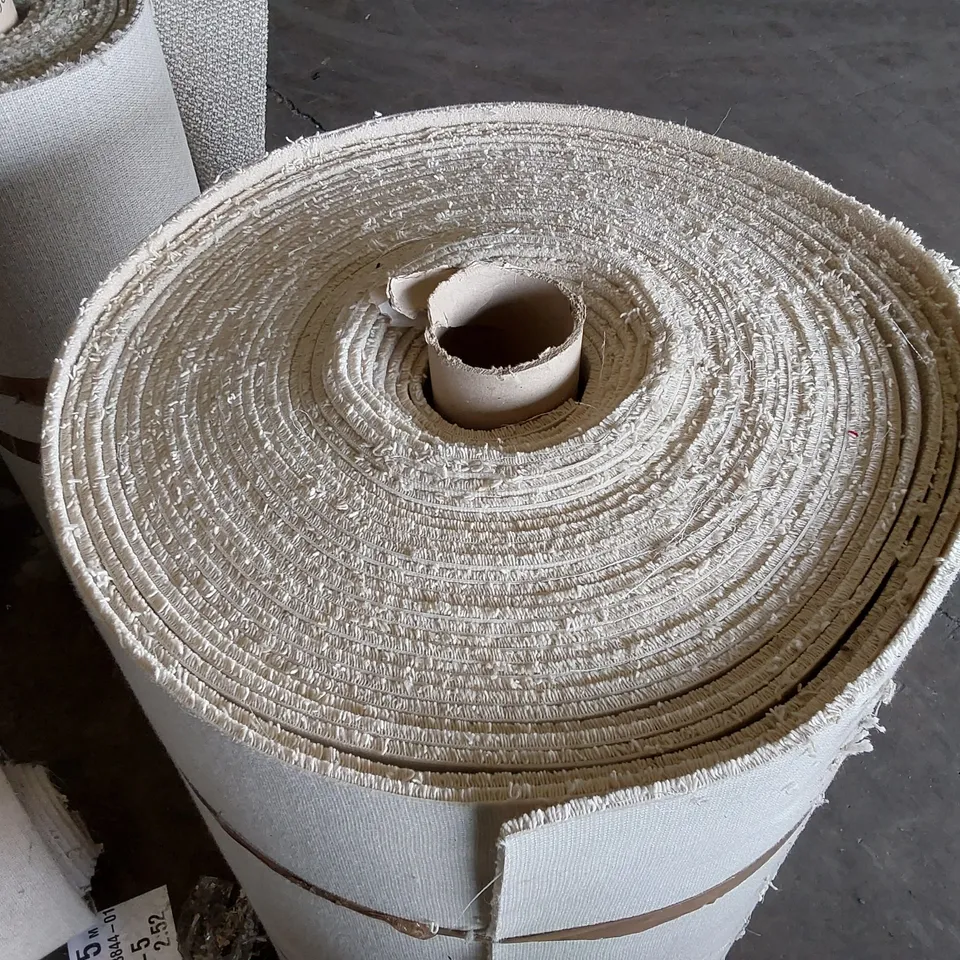 ROLL OF QUALITY DIMENSIONS 50 CARPET // APPROX SIZE: 1 X 38.27M