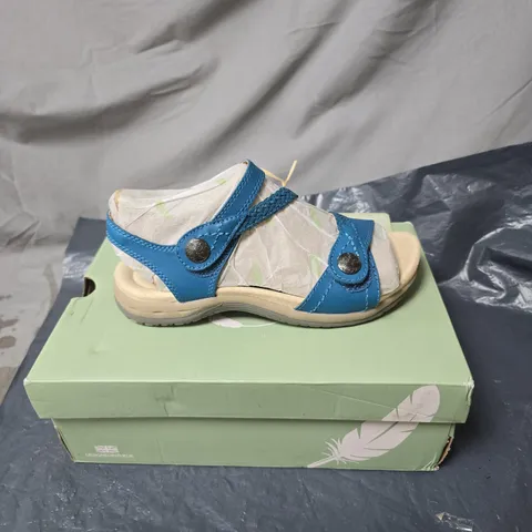 FREE SPIRIT BLUE LEATHER SANDALS SIZE 5