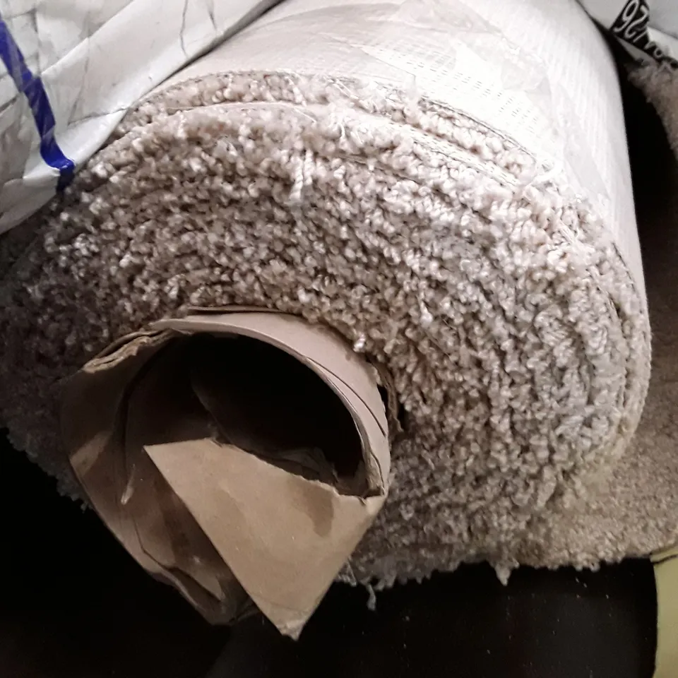 ROLL OF QUALITY SEVERN AN 3204/0680 CARPET APPROXIMATELY 6.65M×4M