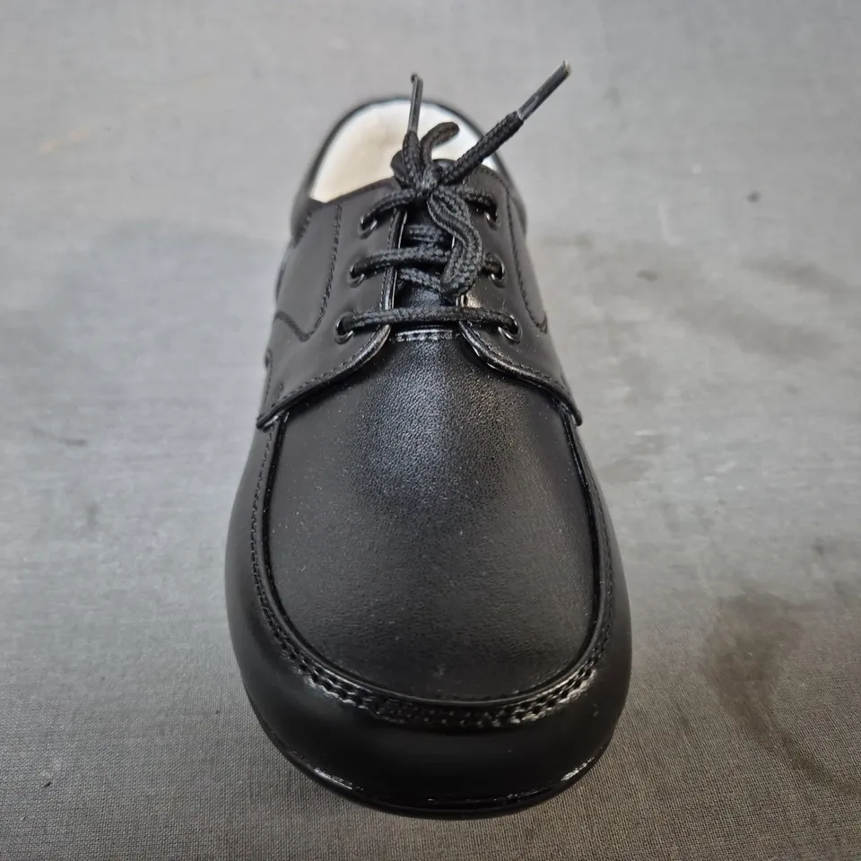 BOXED PAIR OF EARLY STEPS KID'S SHOES IN BLACK EU SIZE 25