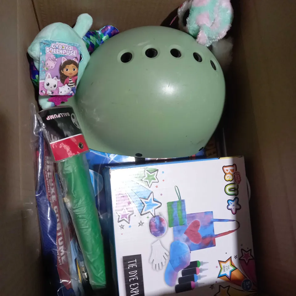 BOX OF APPROXIMATELY 10 ASSORTED ITEMS TO INCLUDE SPIDERMAN DELUXE COSTUME, BIKE HELMET BE U TIE DYE EXPLOSION SET ETC