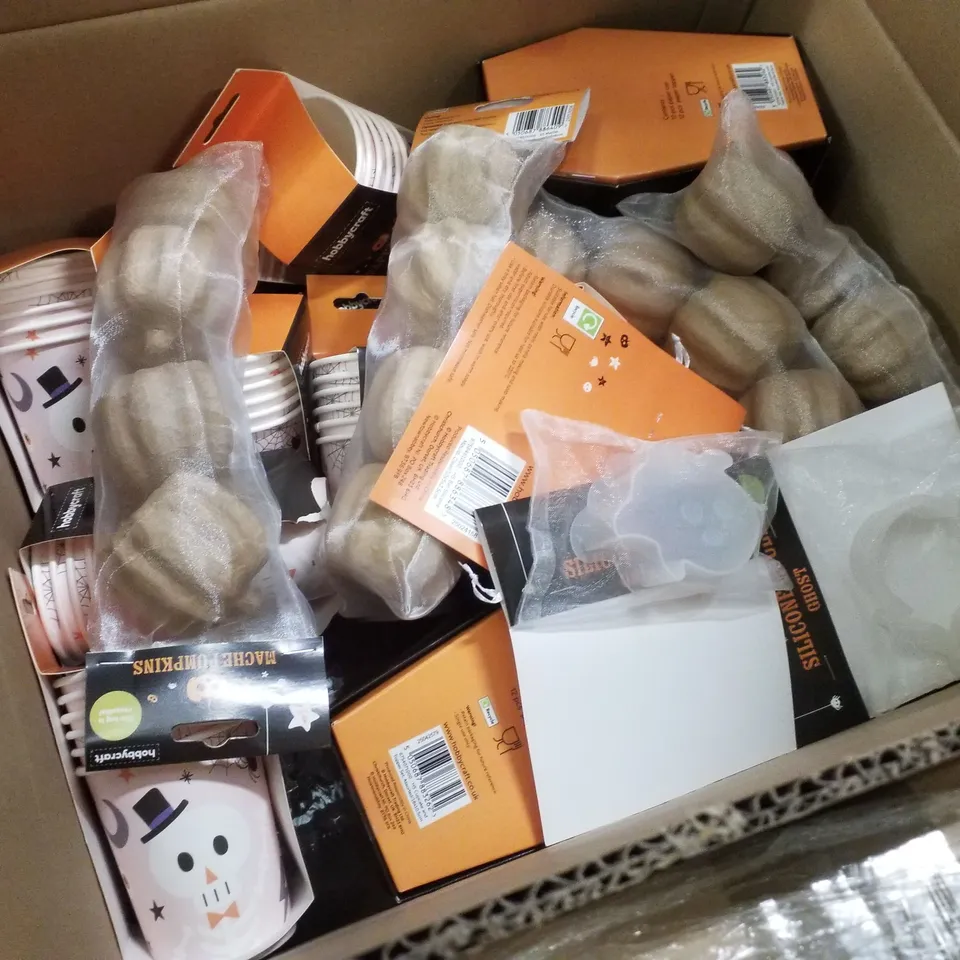 PALLET CONTAINING ASSORTED HALLOWEEN DECORATIONS & PRODUCTS INCLUDING PLUSH PUMPKINS, PAPER CUPS, SILICONE BAT MOULDS, MACHE PUMPKINS & GLASS PUMPKINS WITH LED