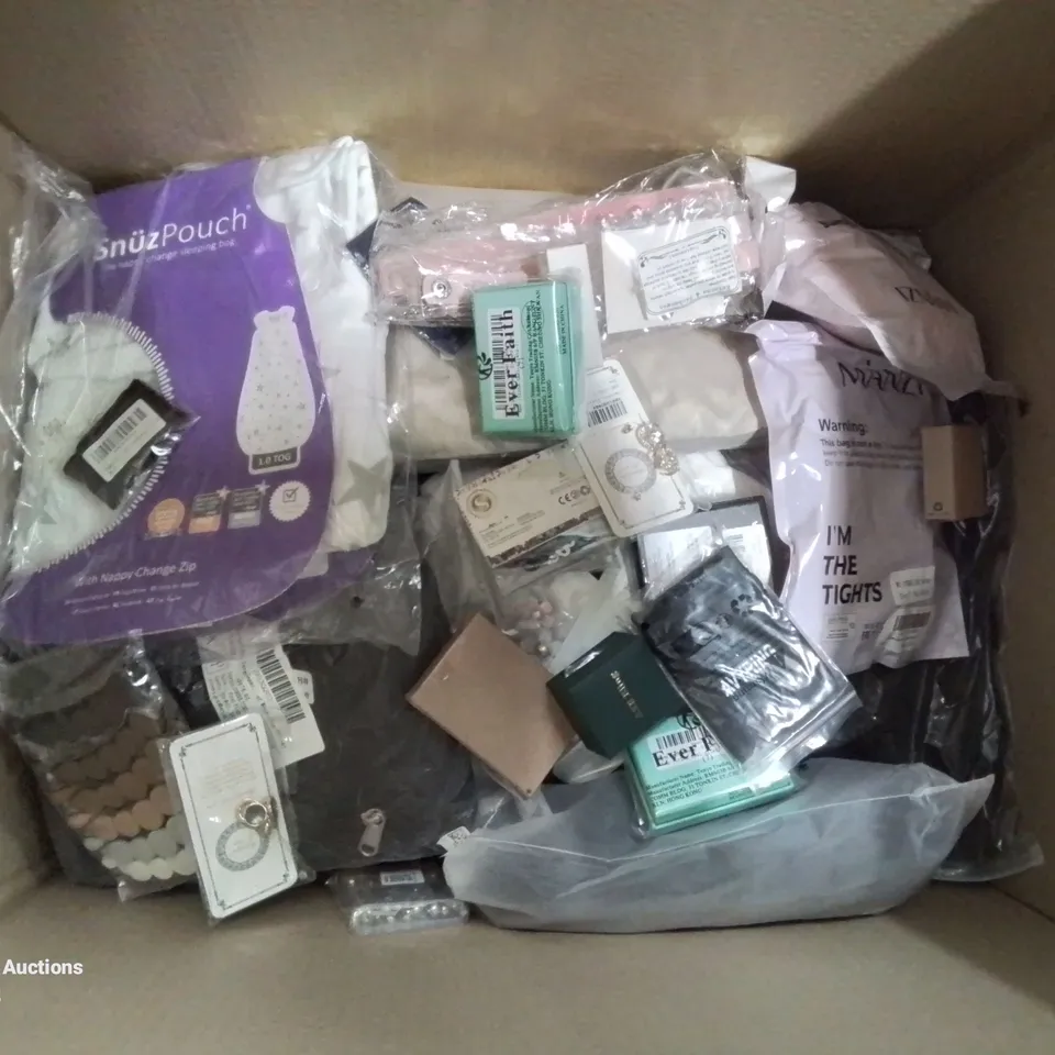 BOX CONTAINING LARGE AMOUNT OF MIXED FASHION ITEMS, CLOTHING, COSTUME/DRESS UP JEWELLERY ETC.