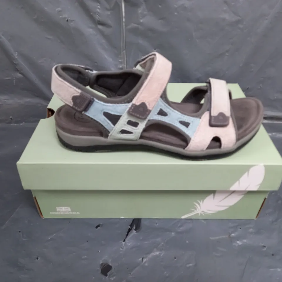 BOXED PAIR OF WOMENS FREE SPIRIT SUEDE MULTI SANDALS SIZE 6