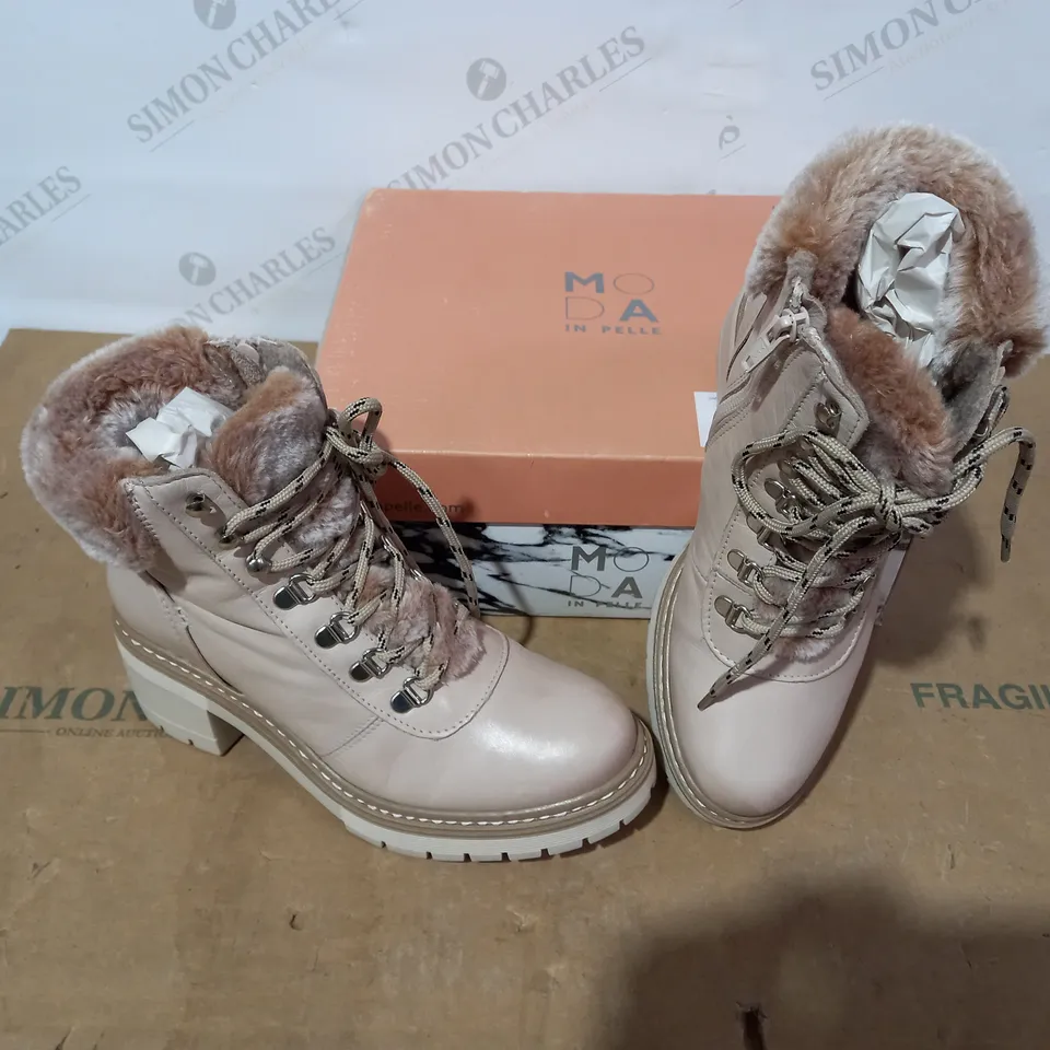 BOXED PAIR OF MODA IN PELLE BOOTS - SIZE 38