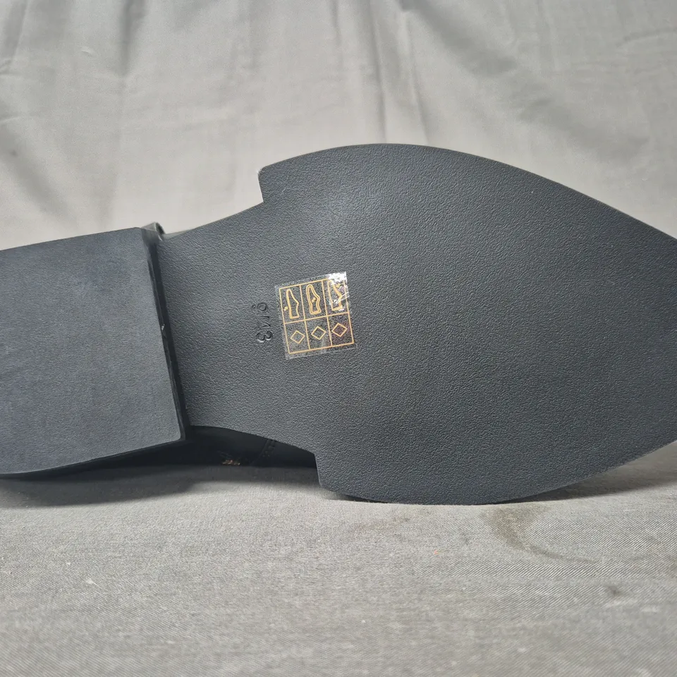 BOXED PAIR OF KOI SOULRENDER MEN'S HARDWARE COWBOY BOOTS IN BLACK/ANTIQUE BRONZE UK SIZE 9