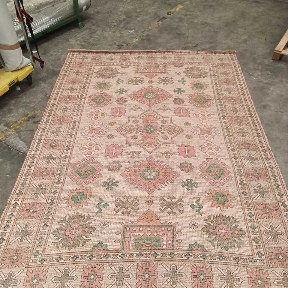 QUALITY DESIGNER AREA RUG - APPROXIMATELY 292CM X 202CM
