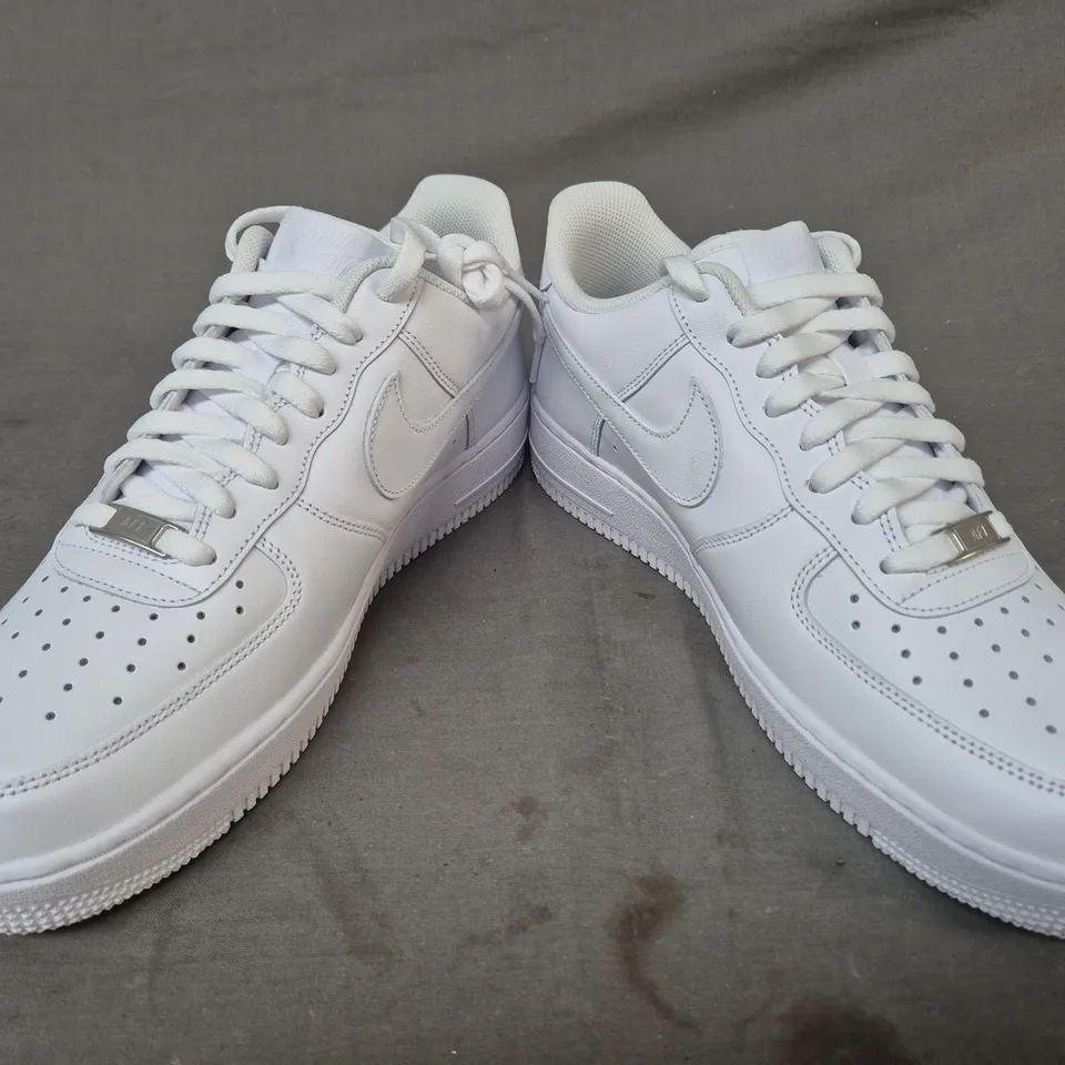 BOXED PAIR OF NIKE AIR FORCE 1 '07 SHOES IN WHITE UK SIZE 10