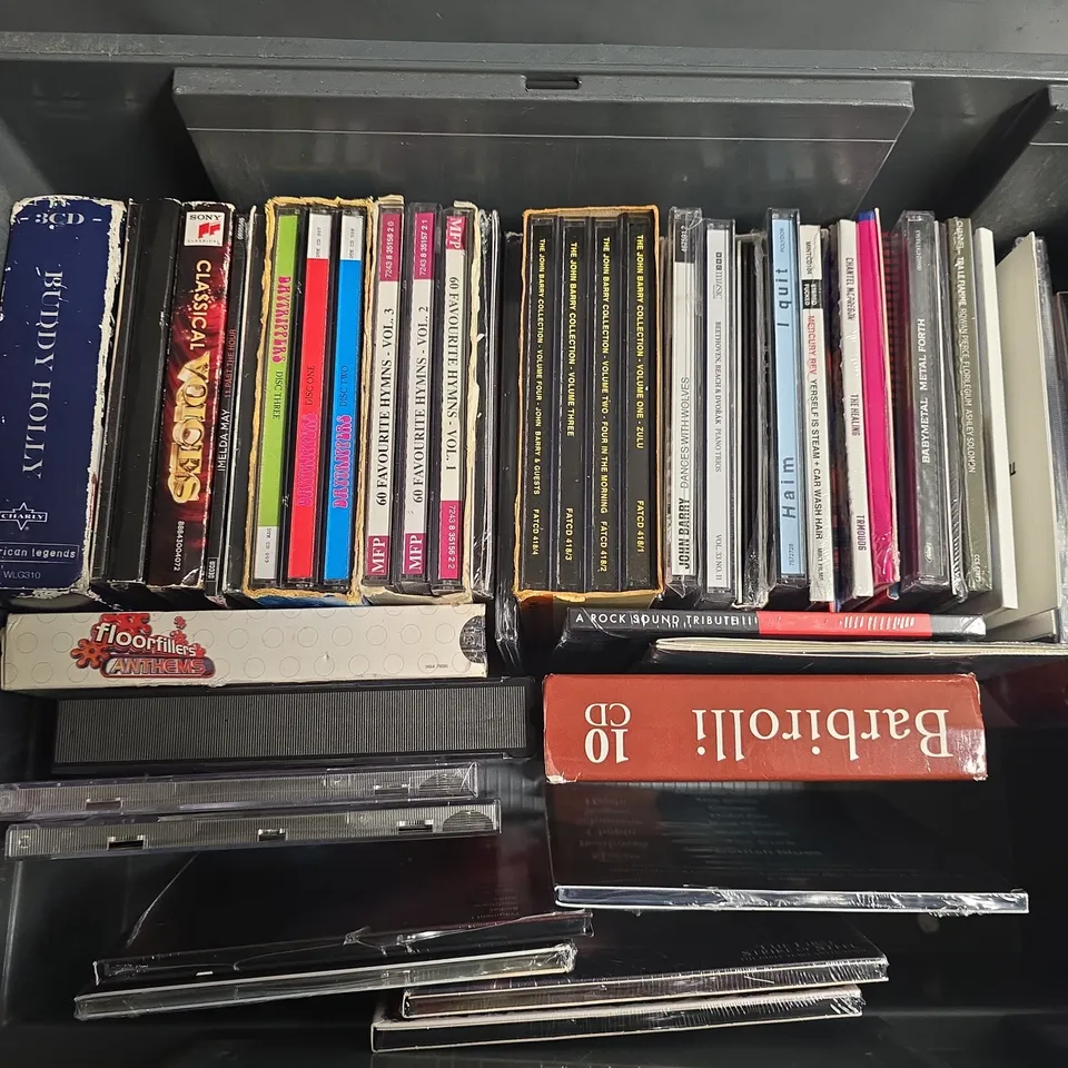 APPROXIMATELY 30 ASSORTED CD ALBUMS TO INCLUDE THE JOHN BARRY COLLECTION, DOCTOR WHO DEAD OR ALIVE, FLOORFILLERS ANTHEMS, ETC