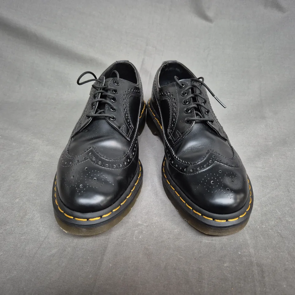 PAIR OF DR.MARTINS 3989 SMOOTH LEATHER UNISEX BROGUE SHOES - UK SIZE 8