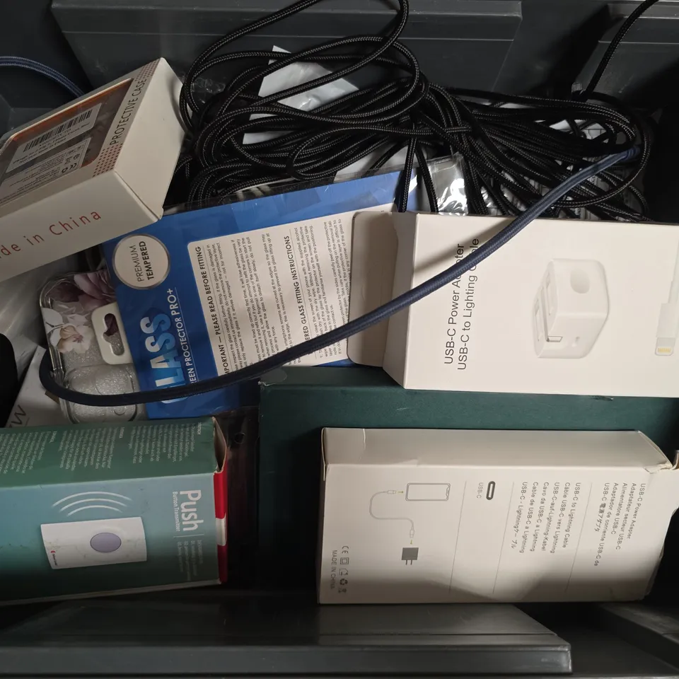 APPROXIMATELY 15 ASSORTED ELECTRICAL ITEMS TO INCLUDE USB-C TO LIGHTENING CABLE, PUSH BUTTON TRANSMITTER, MOUSCASE SCREEN PROTECTOR, ETC