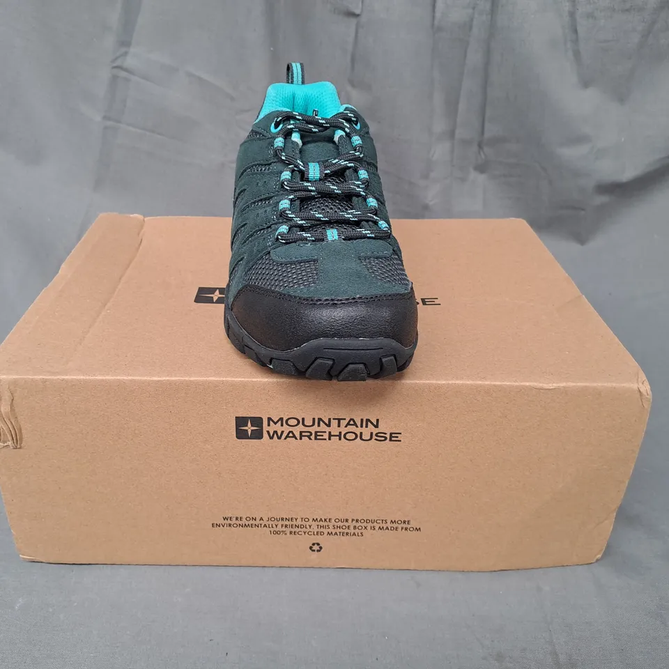 BOXED PAIR OF MOUNTAIN WAREHOUSE OUTDOOR WOMENS WALKING SHOE II IN DARK TEAL UK SIZE 5