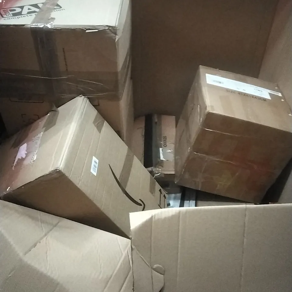 A PALLET CONTAINING ASSORTED HOUSEHOLD GOODS AND PRODUCTS TO INCLUDE; CORNER DESK, PORTABLE AIR COOLER, BOXED FURNITURE ETC