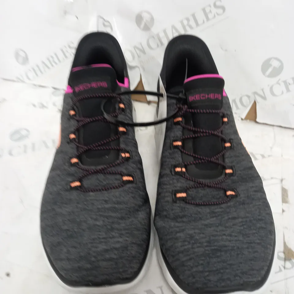 SKETCHERS SLIP ON TRAINERS IN BLACK - SIZE 5.5