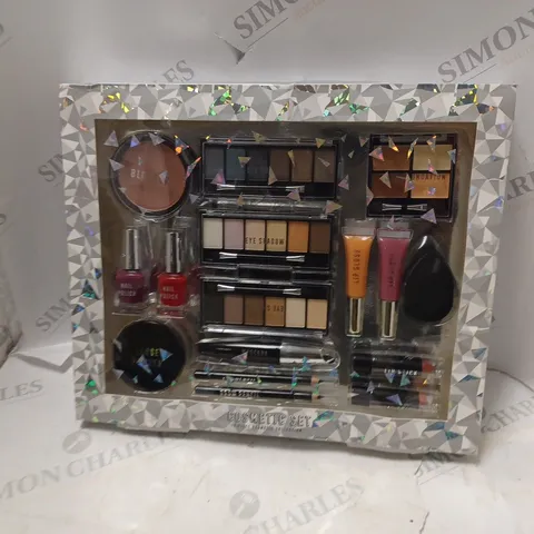 WOMENS COSMETIC SET - 18 PIECES