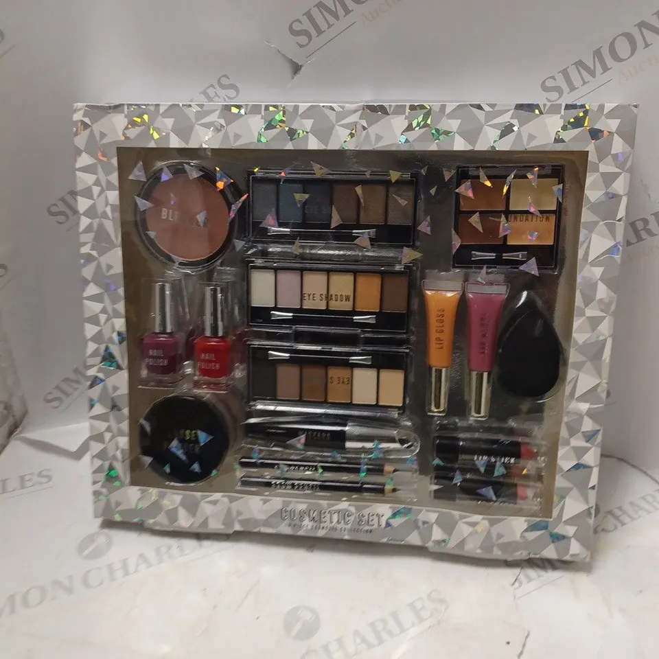 WOMENS COSMETIC SET - 18 PIECES