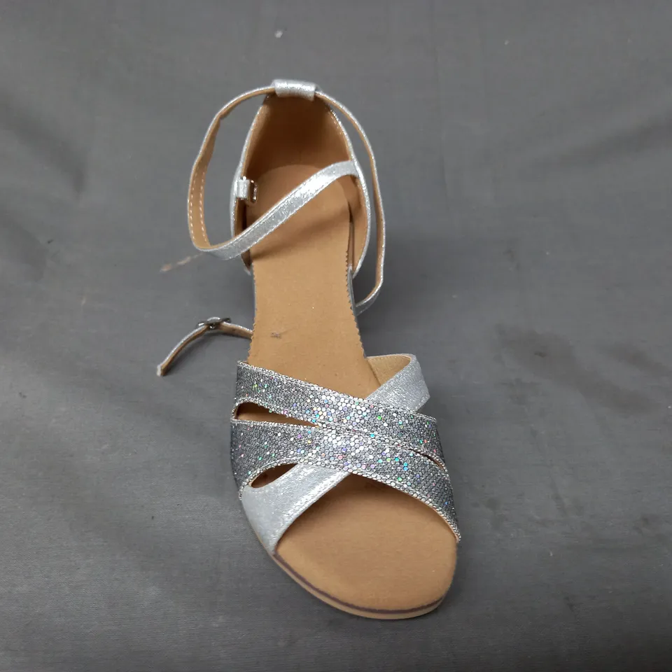 BOXED PAIR OF DESIGNER PEEP TOE LOW HEEL SANDALS IN METALLIC SILVER/MULTICOLOUR EU SIZE 37