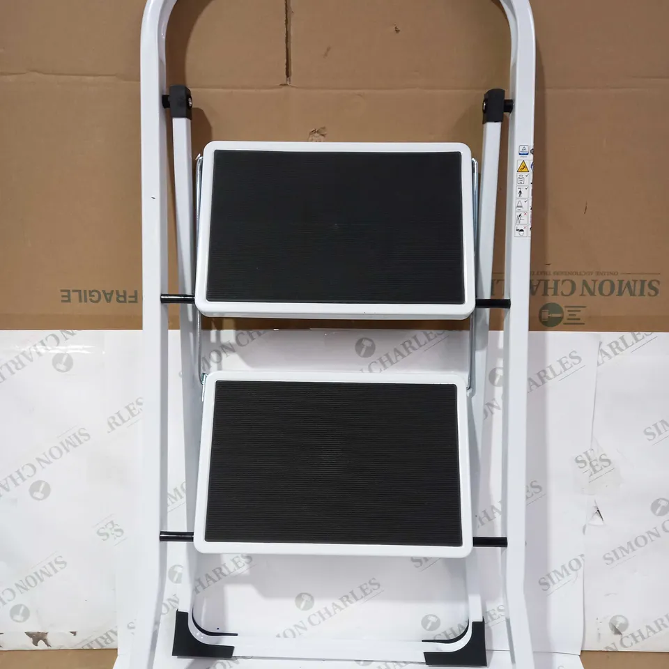 BOXED WHITE/BLACK STEP LADDER