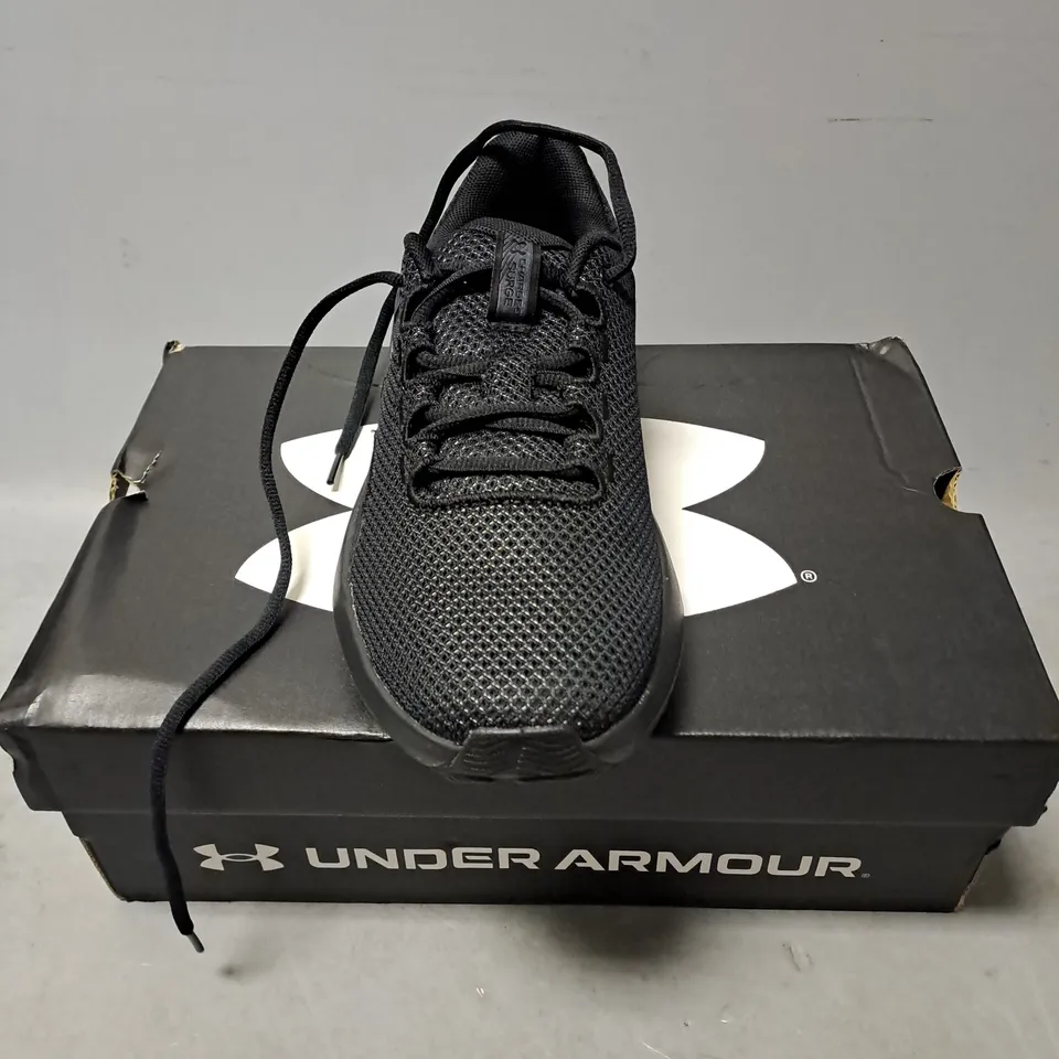 BOXED PAIR OF UNDER ARMOUR CHARGED SURGE TRAINERS IN BLACK SIZE 6