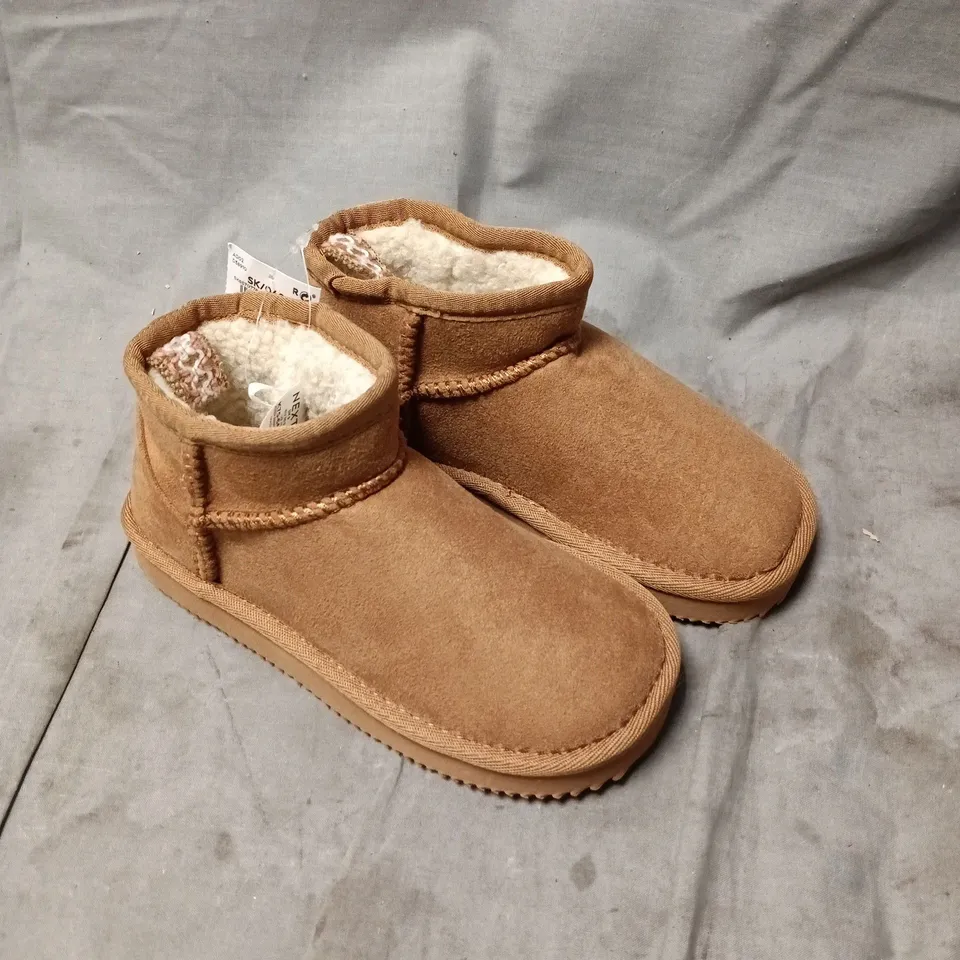 NEXT TODDLER BOOTS, BROWN SUEDE WITH CREAM FAUX-FUR LINING SIZE 9 KIDS