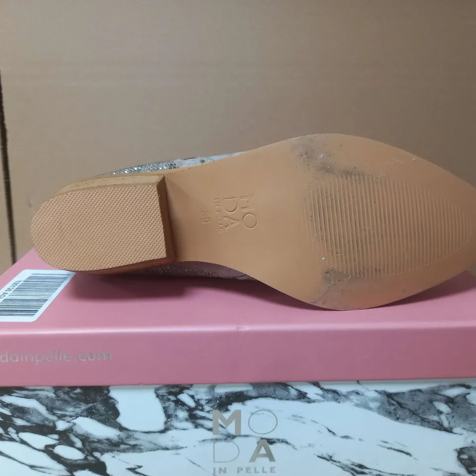 BOXED MODA IN PELLE LIGHT GREY HEEL BOOTS - UK 6