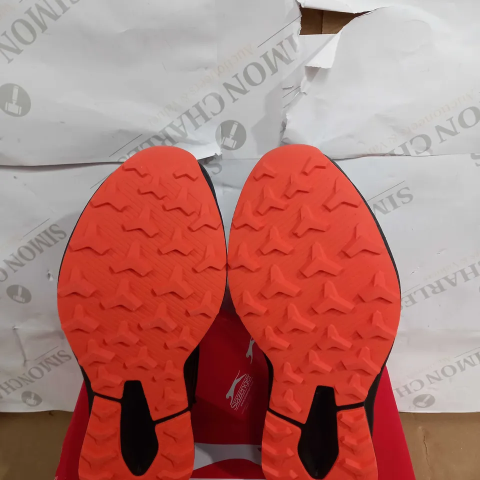 BOXED PAIR OF SLAZENGER TRAINERS SIZE 7