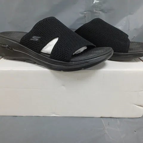 BOXED PAIR OF SKECHERS ARCH FIT SANDALS IN BLACK SIZE 8