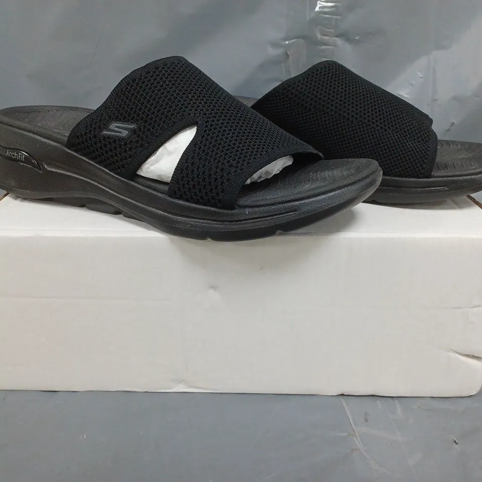 BOXED PAIR OF SKECHERS ARCH FIT SANDALS IN BLACK SIZE 8