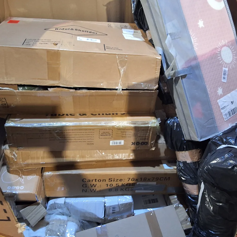 PALLET OF ASSORTED HOUSEHOLD ITEMS TO INCLUDE FOLDING G CHAIR, COOKWARE AND MATTRESS PADS