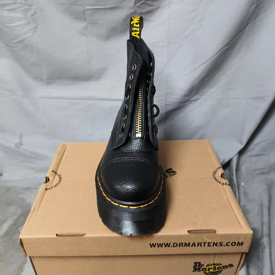 BOXED PAIR OF DR MARTENS SINCLAIR WILDHORSE BOOTS IN BLACK - UK 5.5