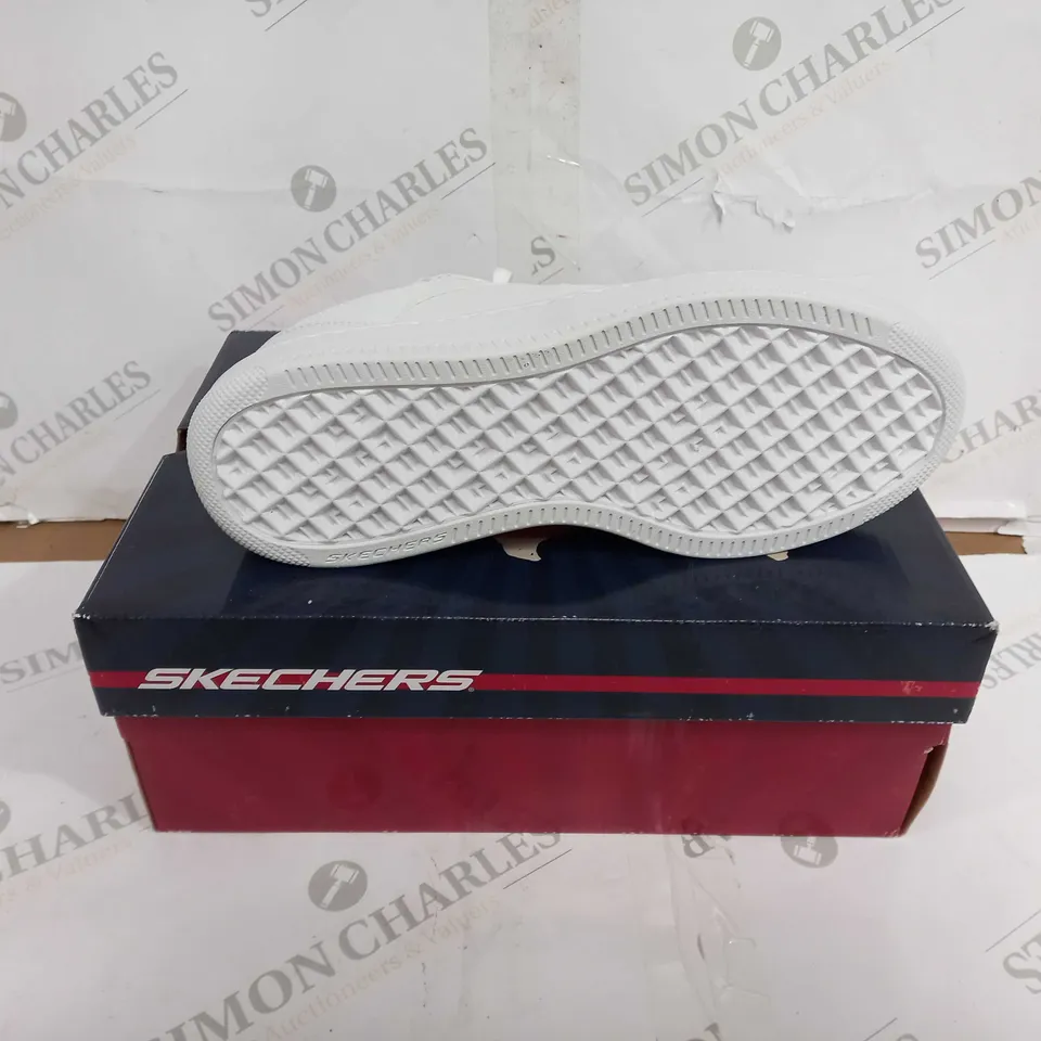 BOXED PAIR OF SKECHERS SPORT COURT 92 SHOES WHITE UK SIZE 9