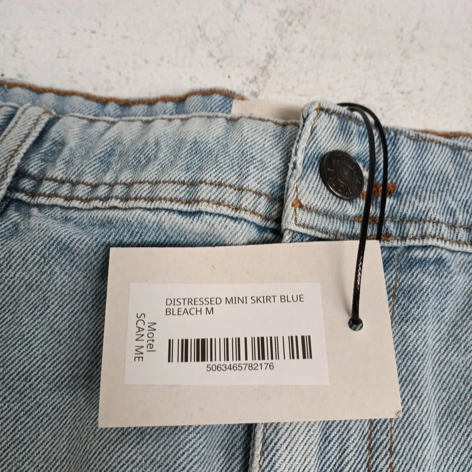 MOTEL DENIM DISTRESSED MINI SKIRT – BLUE BLEACH, SIZE M