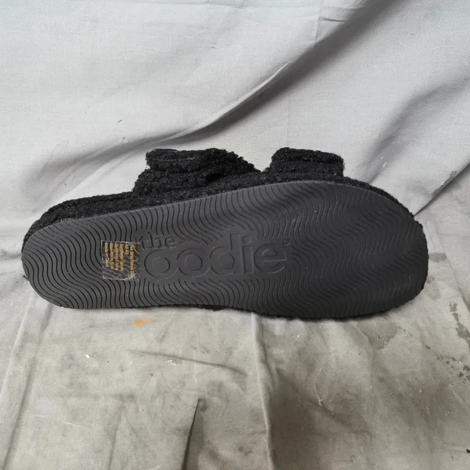 UNBOXED THE OODIE BLACK FLUFFY DOUBLE-STRAP SLIPPERS – SIZE 42/43