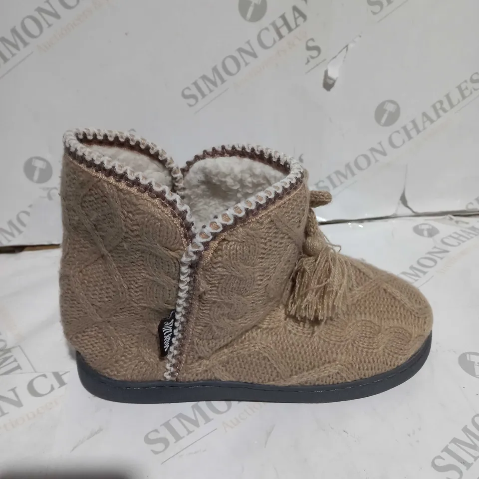 LINA SLIPPER BOOT - BIEGE SIZE 4 - UNBOXED