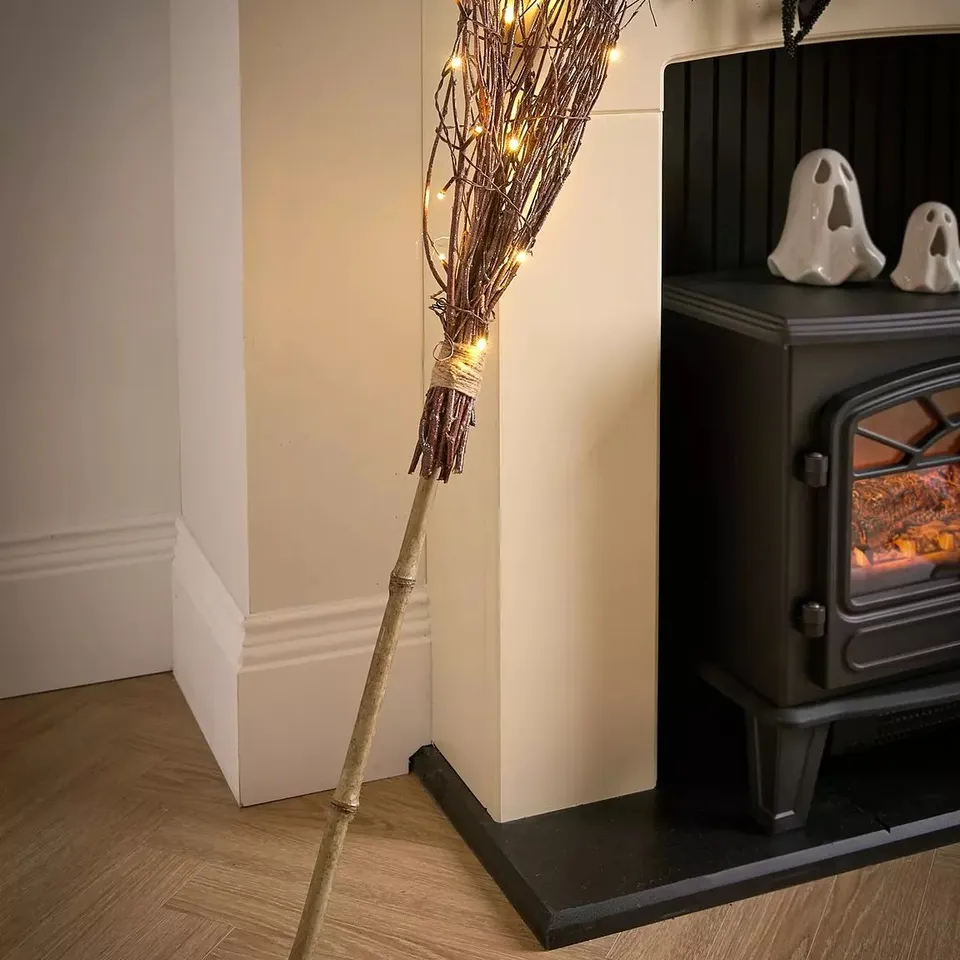 WITCHES BROOM WITH LIGHTS 