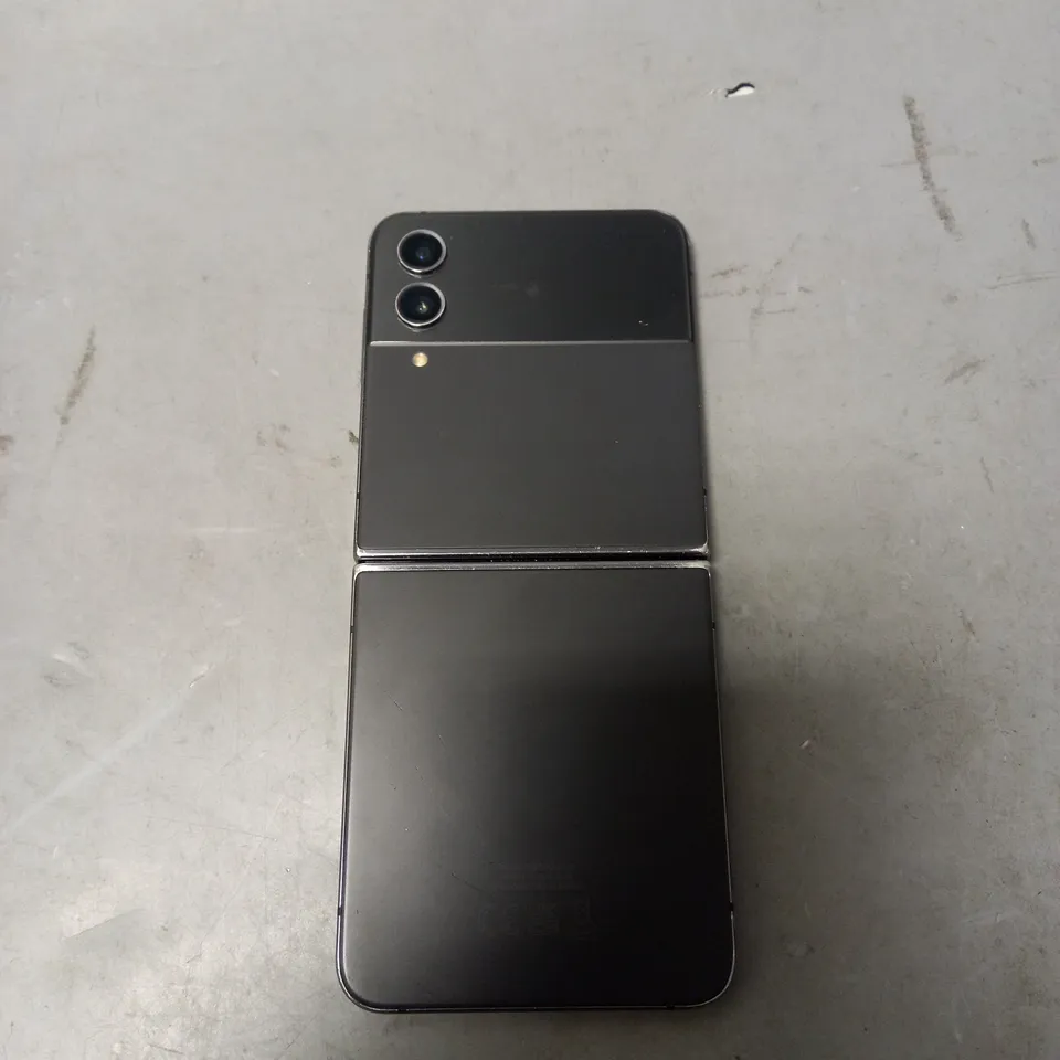 SAMSUNG GLAXAXY Z FLIP 4 IN BLACK