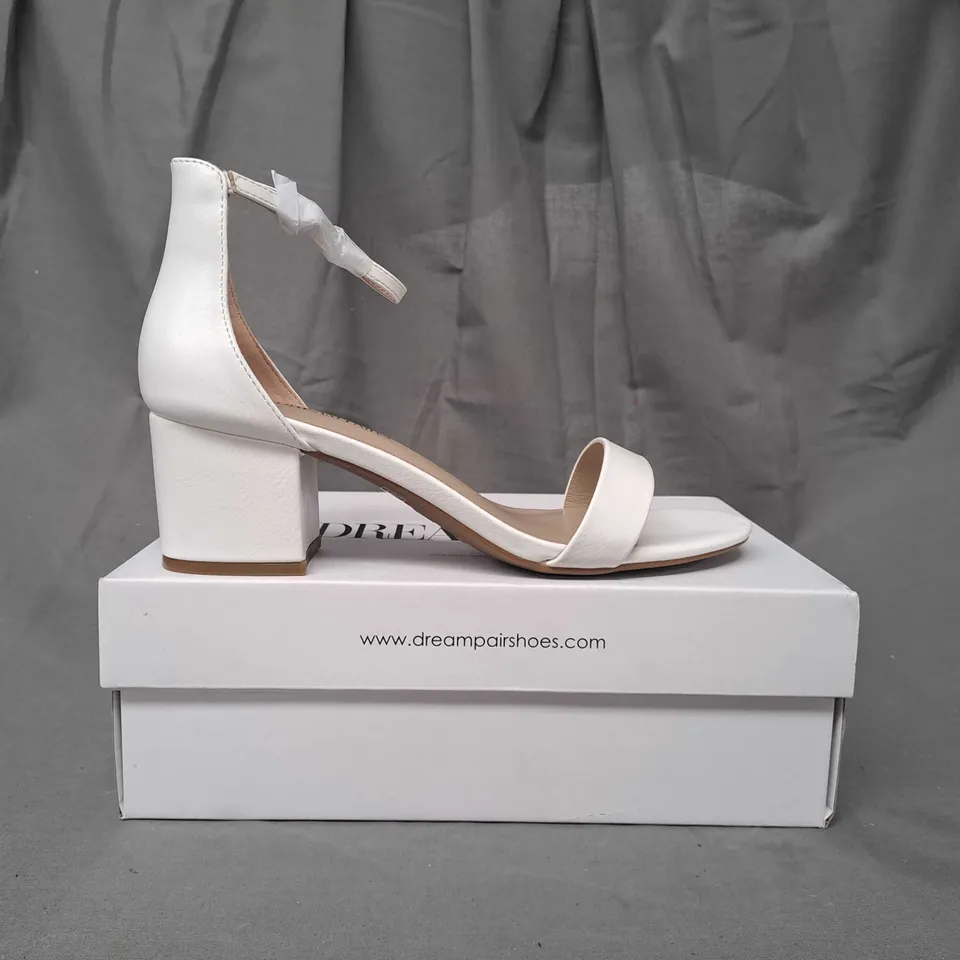 BOXED PAIR OF DREAM PAIRS OPEN TOE BLOCK HEEL SANDALS IN WHITE SIZE 8