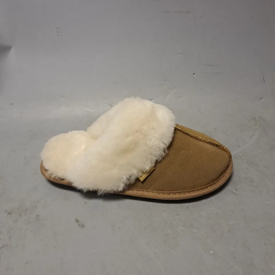 PAIR OF JUST SHEEPSKIN SLIPPERS IN TAN BROWN/CREAM SIZE 3/4