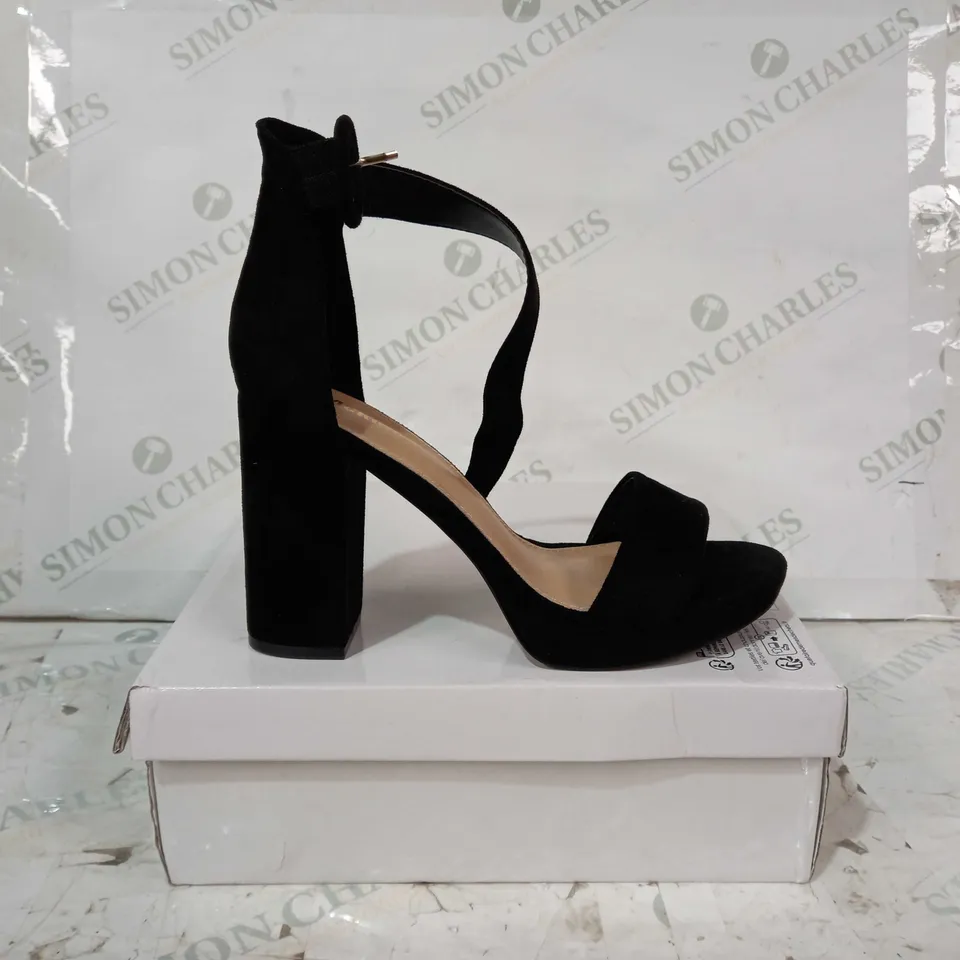 PAIR OF MCKOINE OPEN TOE BLOCK HEEL SANDALS IN BLACK EU SIZE 38