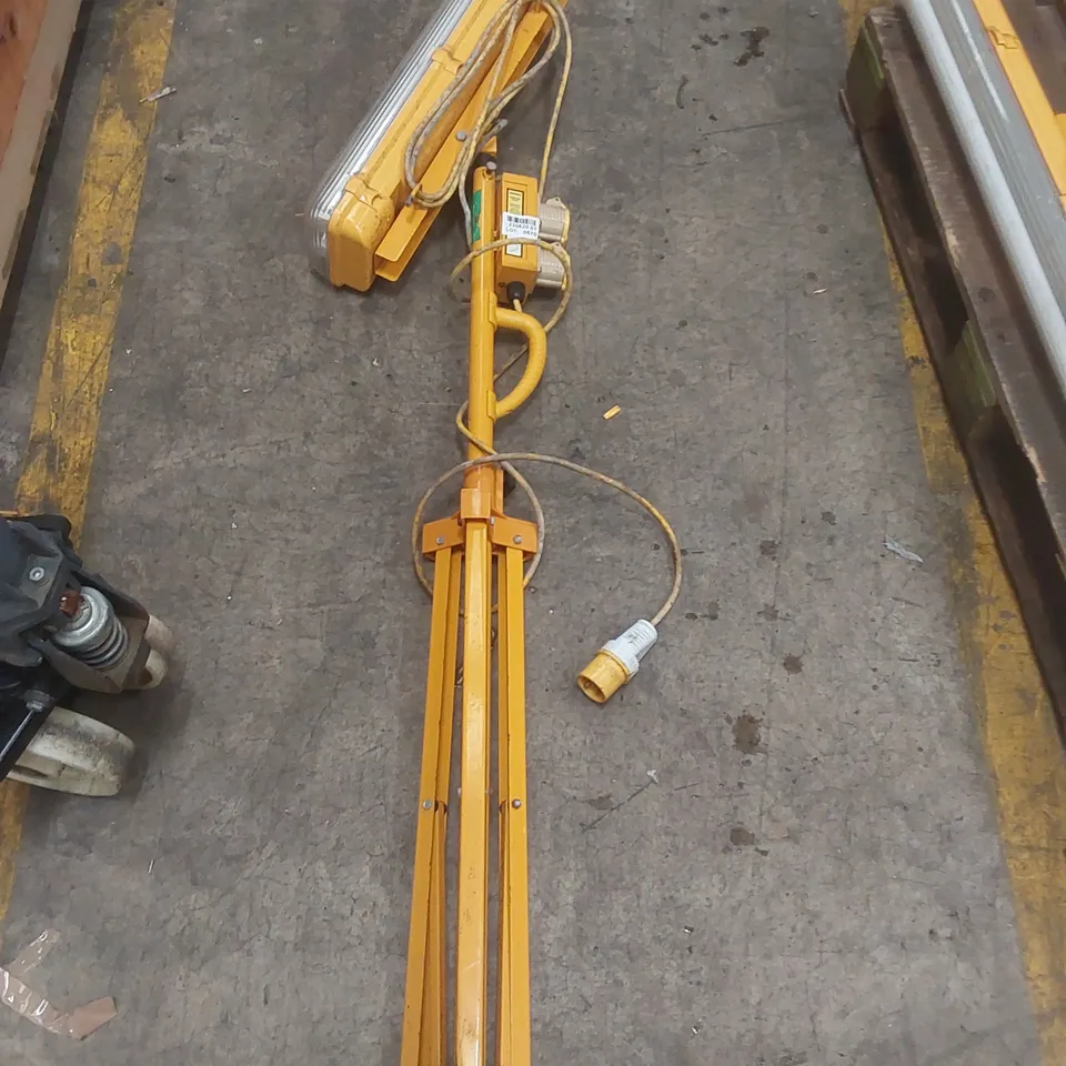 FORTIS PORTABLE LIGHT WITH STAND