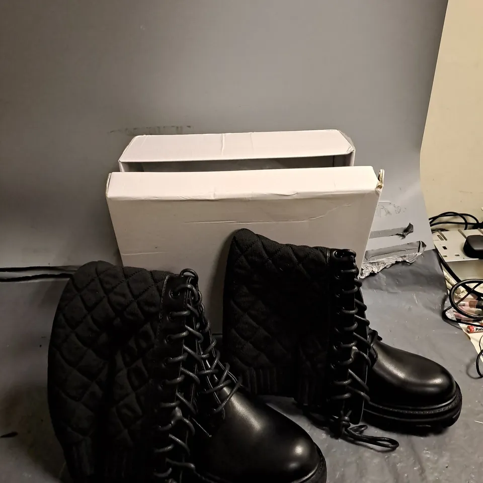 BOXED PAIR OF FLYKNIT PUFFY BOOTS SIZE 7 