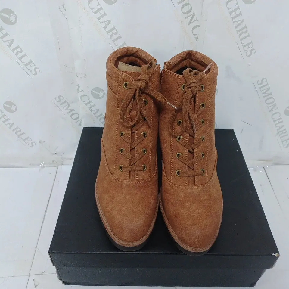 BOXED PAIR OF NATURALIZER BOOTS IN TAN SIZE 5   
