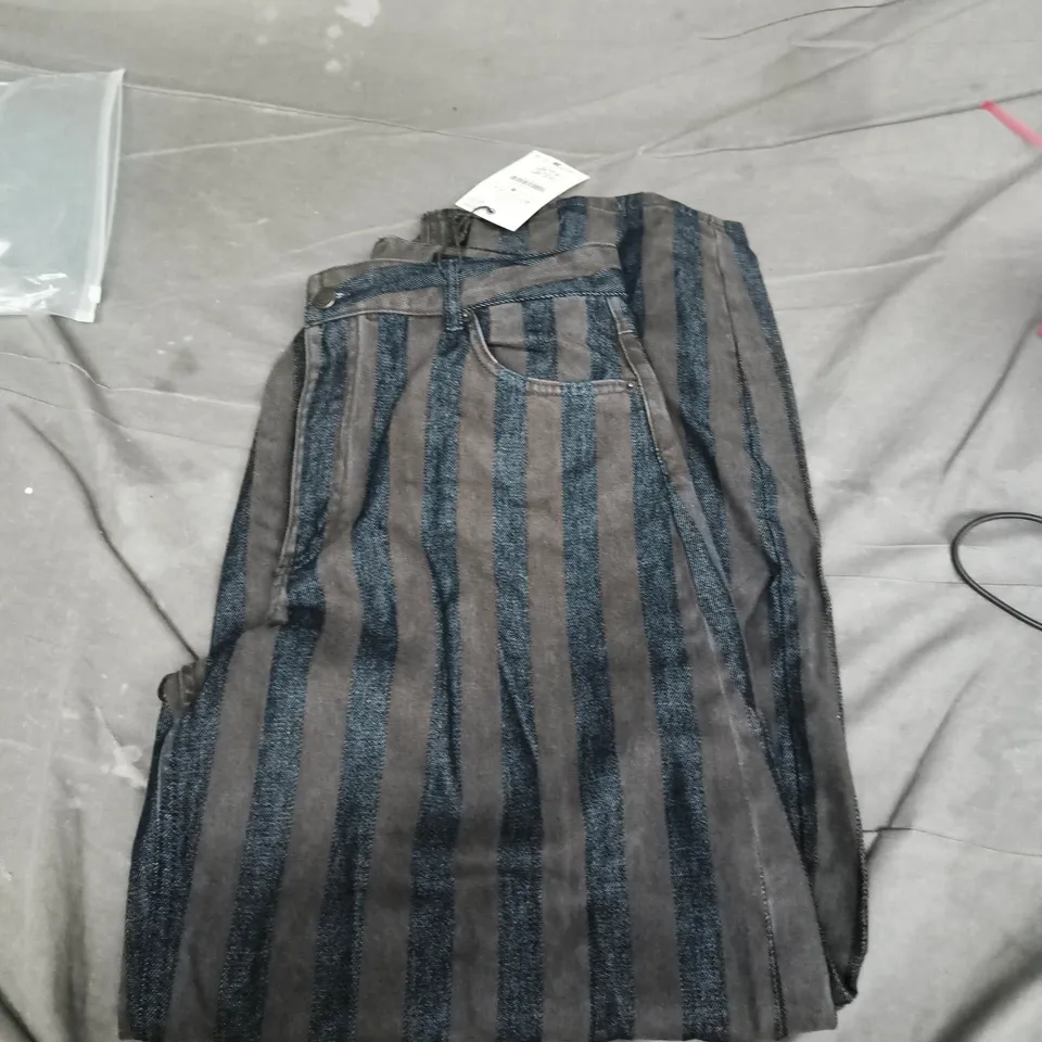ZARA MEN'S STRIPED DENIM-LOOK TROUSERS – EU 40 (UK SIZE NOT STATED)