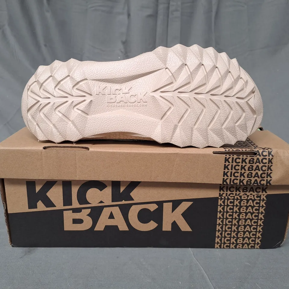 BOXED PAIR OF KICKBACK COUCH MID SLIP-ON SHOES IN GREEN UK SIZE 8